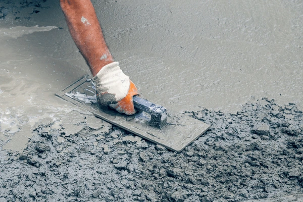 hand-builder-trowel-leveling-concrete